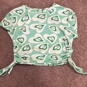 Green heart pattern tee